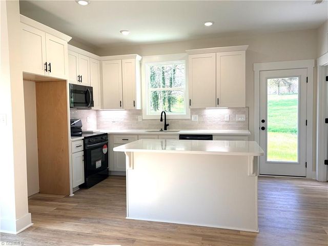 14 W Colonial Drive, Thomasville, NC 27360