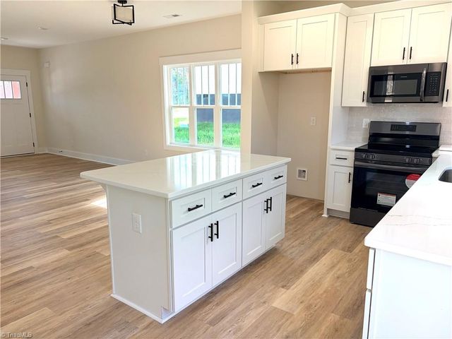 14 W Colonial Drive, Thomasville, NC 27360