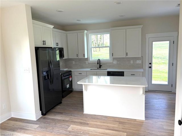 14 W Colonial Drive, Thomasville, NC 27360