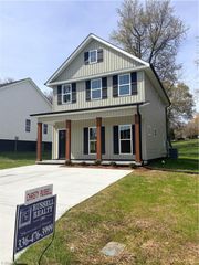 14 W Colonial Drive, Thomasville, NC 27360