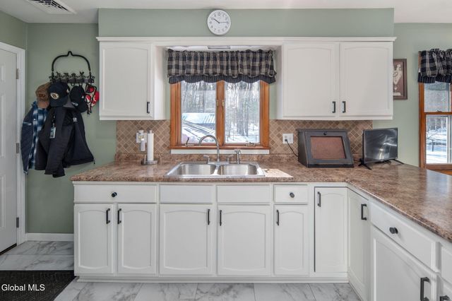 437 E Lucille Lane, Rotterdam, NY 12306