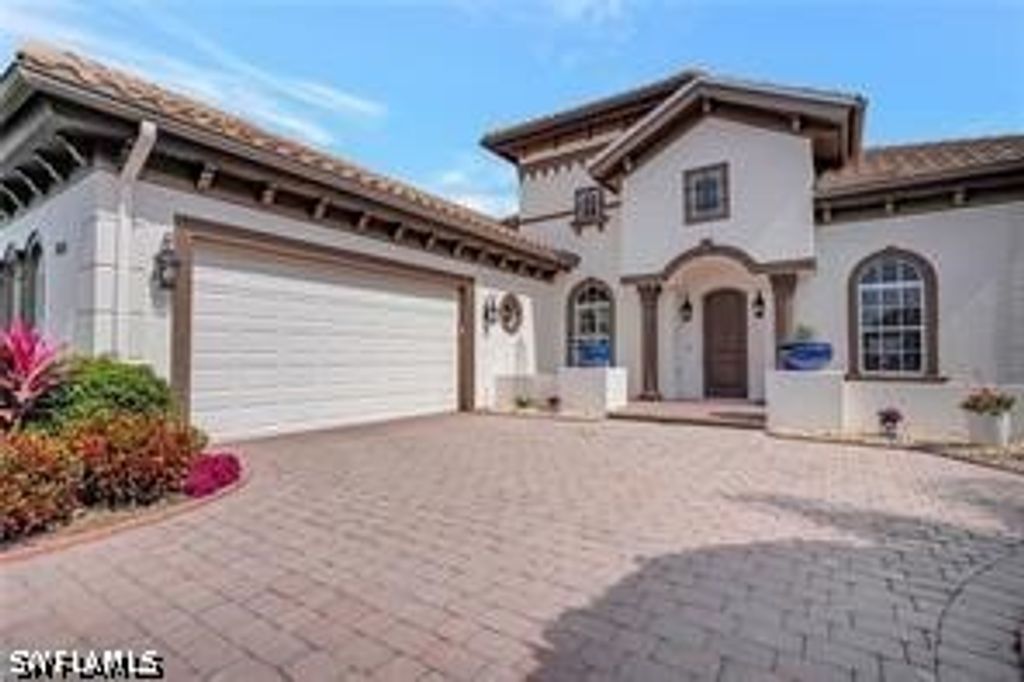 7636 Sussex CT, Naples, FL 34113
