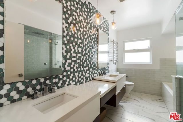 6225 S Corning Avenue, Los Angeles, CA 90056