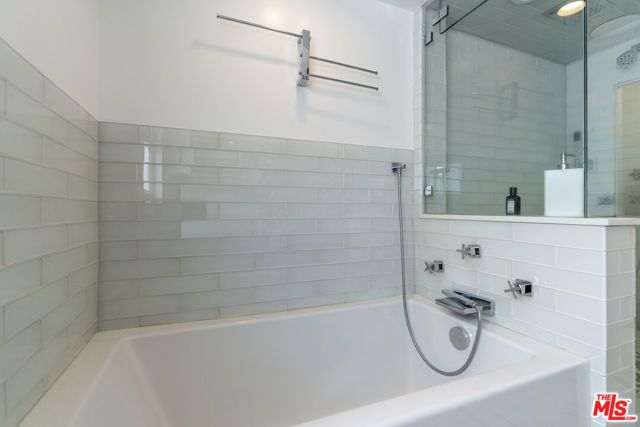 6225 S Corning Avenue, Los Angeles, CA 90056