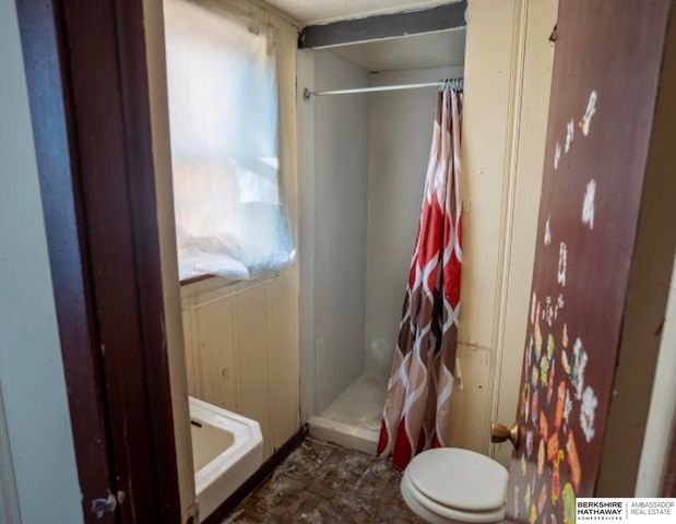 6724 N 37th Street, Omaha, NE 68112