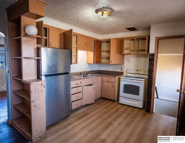 6724 N 37th Street, Omaha, NE 68112