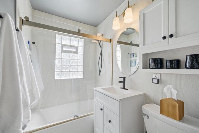 2801 E Rhode Island AVENUE, Milwaukee, WI 53207