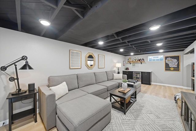 2801 E Rhode Island AVENUE, Milwaukee, WI 53207