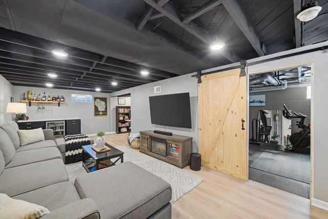 2801 E Rhode Island AVENUE, Milwaukee, WI 53207