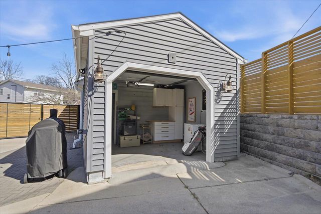 2801 E Rhode Island AVENUE, Milwaukee, WI 53207