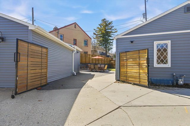 2801 E Rhode Island AVENUE, Milwaukee, WI 53207