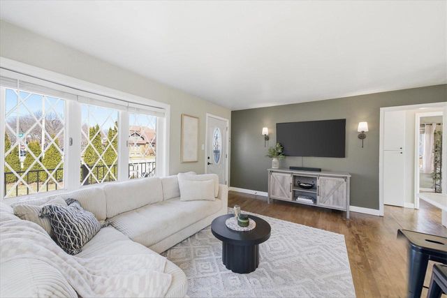 2801 E Rhode Island AVENUE, Milwaukee, WI 53207