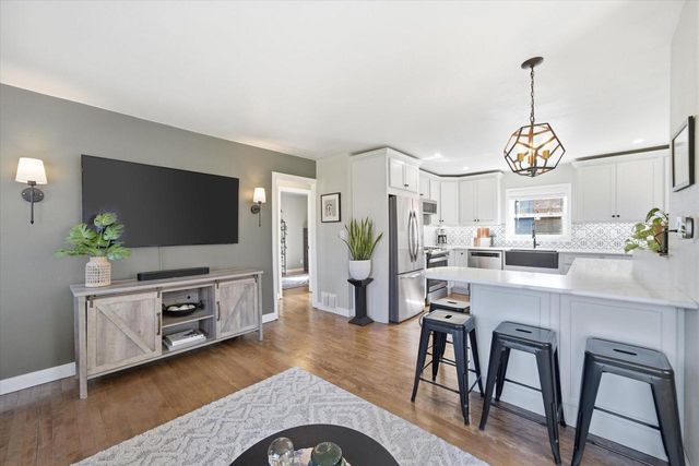 2801 E Rhode Island AVENUE, Milwaukee, WI 53207