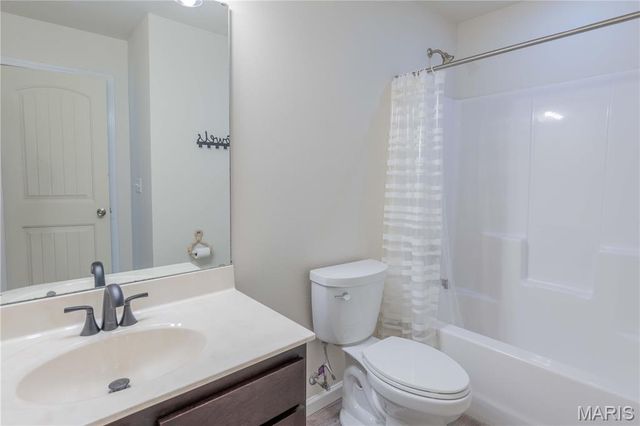 3945 Beechmont Circle, Belleville, IL 62226