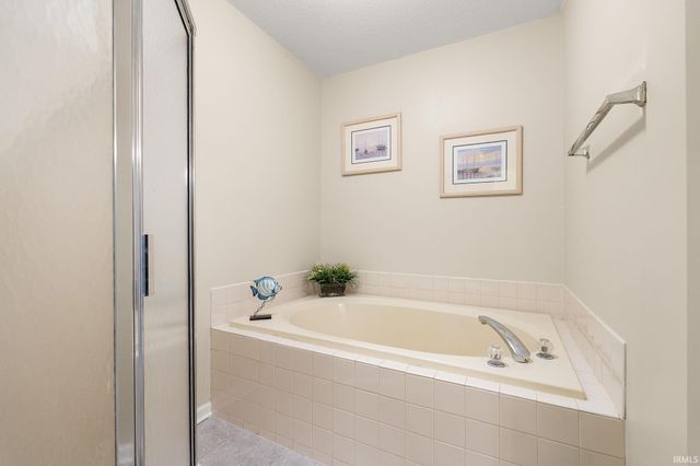 8907 Goshawk Lane, Fort Wayne, IN 46825