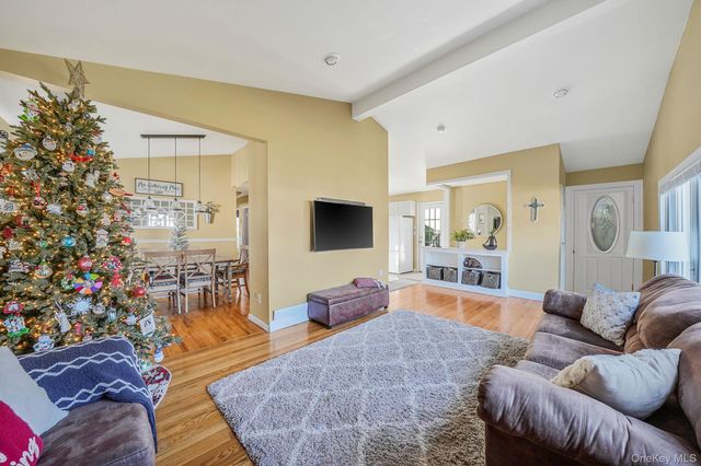 15 Penn Drive, Smithtown, NY 11787