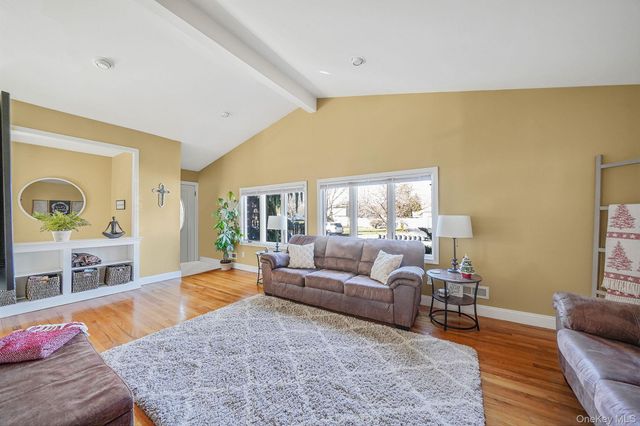 15 Penn Drive, Smithtown, NY 11787