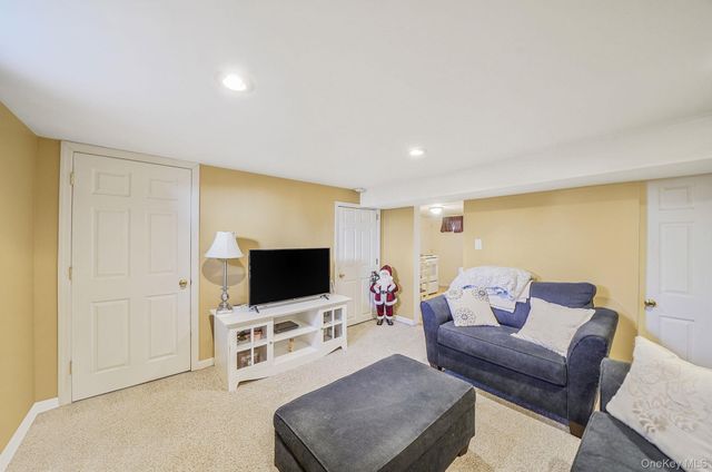 15 Penn Drive, Smithtown, NY 11787