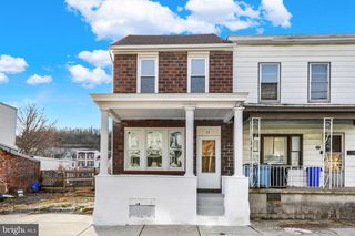 32 S FRONT ST, Saint Clair, PA 17970