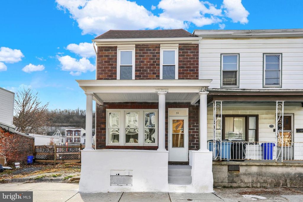 32 S FRONT ST, Saint Clair, PA 17970