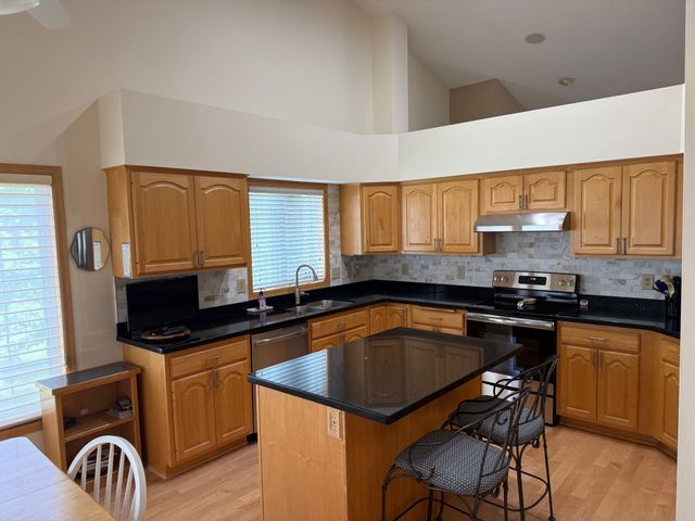 4162 N Black Oaks Ln N, Plymouth, MN 55446