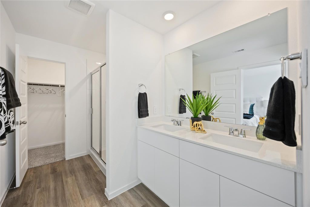 Image 23 of property listing at 5925 Manning Oaks Street, Houston, TX 77091