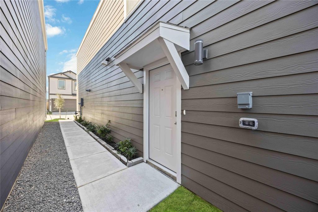 Image 3 of property listing at 5925 Manning Oaks Street, Houston, TX 77091