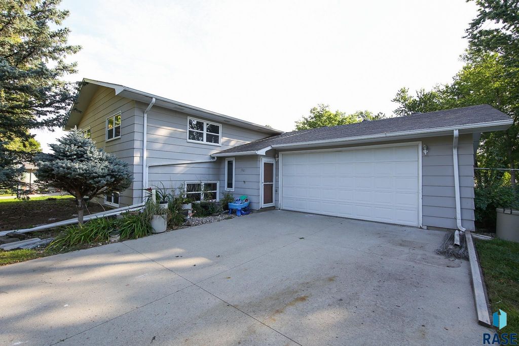 1521 Calumet Rd Road, Brookings, SD 57006