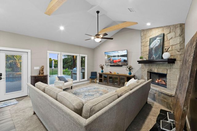 103 Creekside TRL, Spicewood, TX 78669