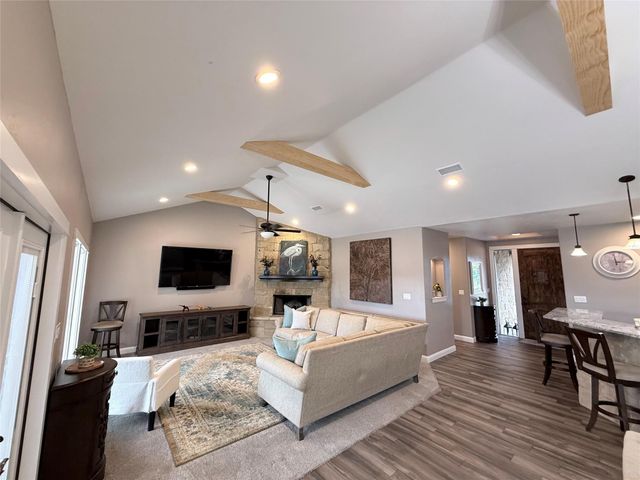 103 Creekside TRL, Spicewood, TX 78669