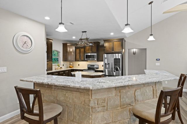 103 Creekside TRL, Spicewood, TX 78669