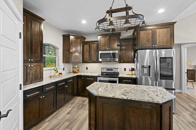 103 Creekside TRL, Spicewood, TX 78669