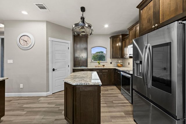 103 Creekside TRL, Spicewood, TX 78669