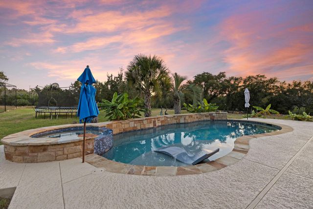 103 Creekside TRL, Spicewood, TX 78669