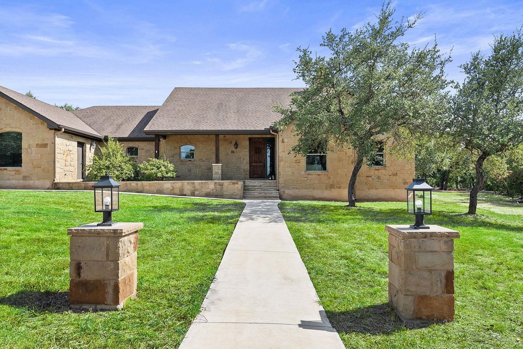 103 Creekside TRL, Spicewood, TX 78669