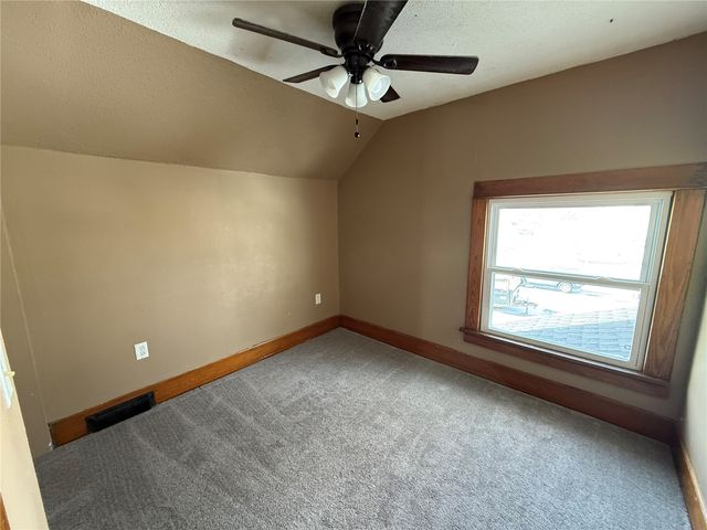 911 A Avenue NW, Cedar Rapids, IA 52405