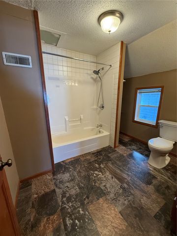 911 A Avenue NW, Cedar Rapids, IA 52405