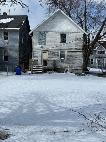 911 A Avenue NW, Cedar Rapids, IA 52405