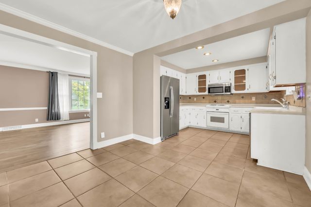 2279 Sentinel Dr, Clarksville, TN 37043