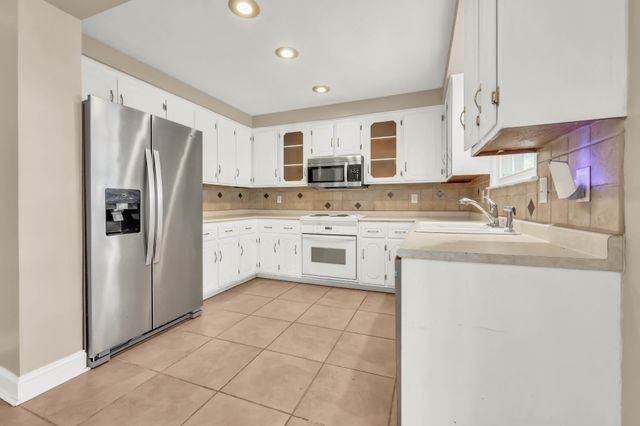 2279 Sentinel Dr, Clarksville, TN 37043