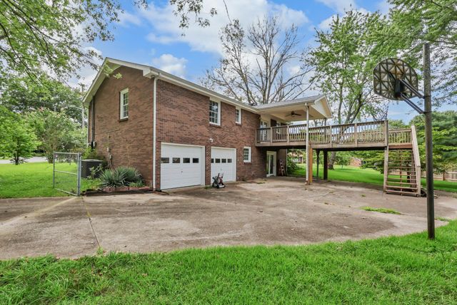 2279 Sentinel Dr, Clarksville, TN 37043