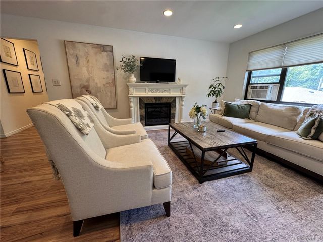 313 Main Street A, Roslyn, NY 11576