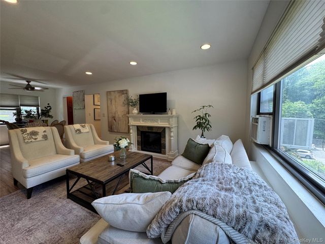 313 Main Street A, Roslyn, NY 11576