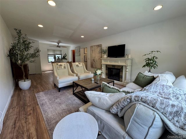 313 Main Street A, Roslyn, NY 11576