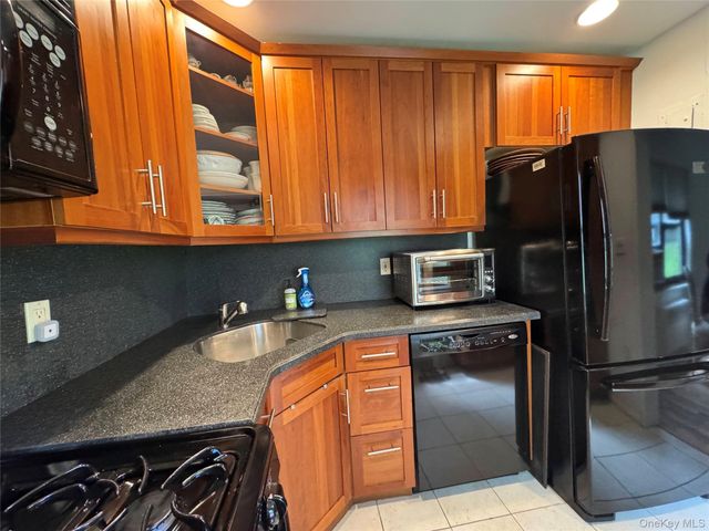 313 Main Street A, Roslyn, NY 11576