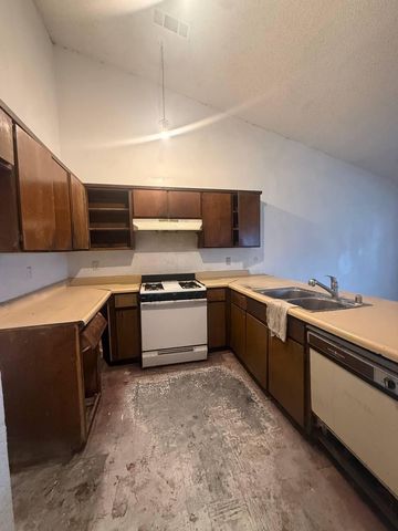 1644 N Tipton Street, Visalia, CA 93292