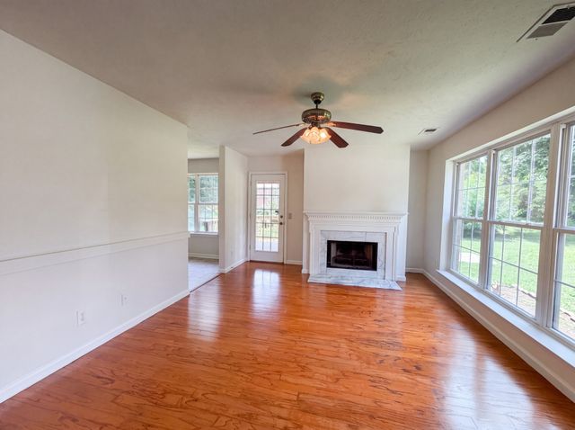 499 Holland Ridge Dr, La Vergne, TN 37086