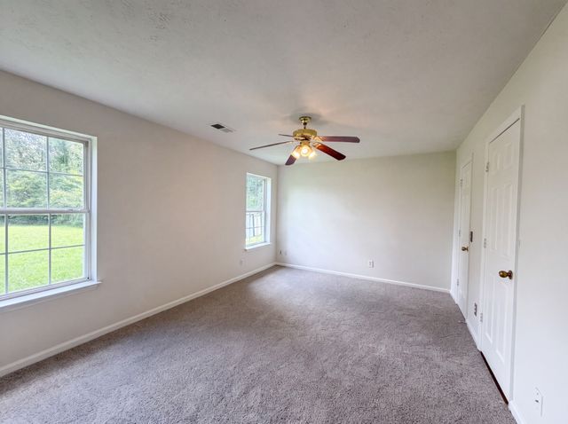 499 Holland Ridge Dr, La Vergne, TN 37086