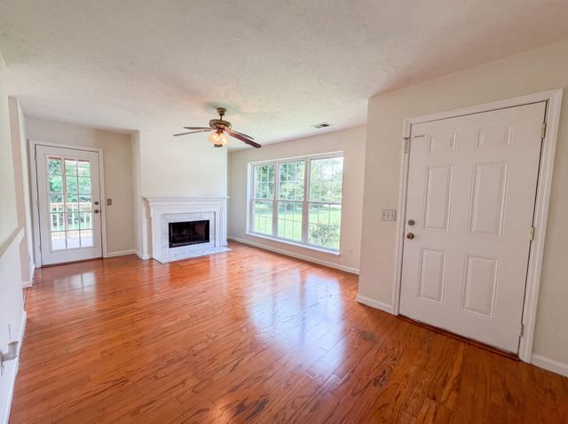 499 Holland Ridge Dr, La Vergne, TN 37086