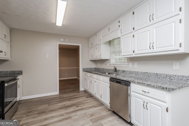 800 Pointe Trail, Locust Grove, GA 30248